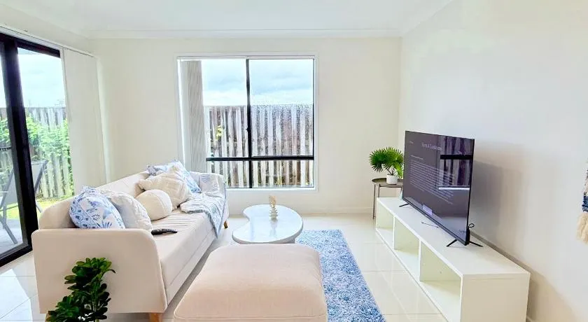 Large 4-Bedroom Home in Pİmpama - Easy Access to Theme Parks - Image 1