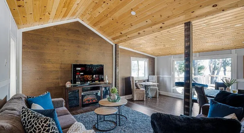 Rustic Lakefront Cottage with Fire Pit & Scenic Views - Image 1