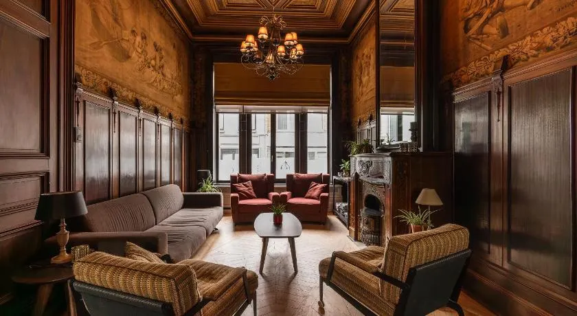 Luxueus vakantiehuis in hartje Ronse met 7 slaapkamers & badkamers - Image 1