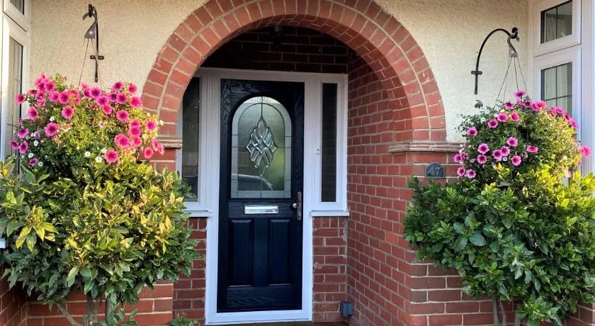 En-suite room near forest & sea, free breakfast with fridge, microwave and TV - Image 1