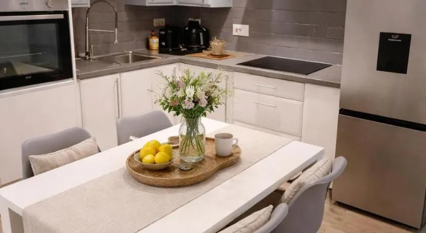 Modern 2 bed apartment & free parking - Image 1