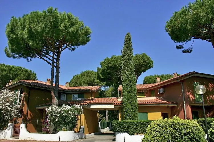 Apartment by the sea, in special surroundings - Image 1