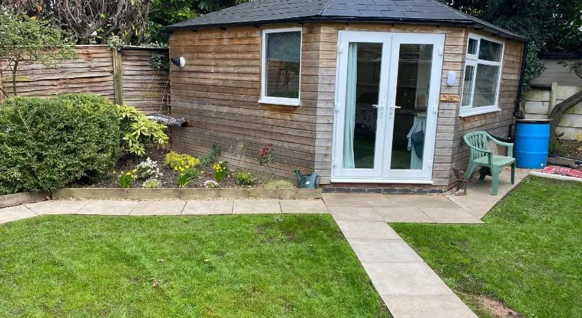 Garden lodge - Image 1