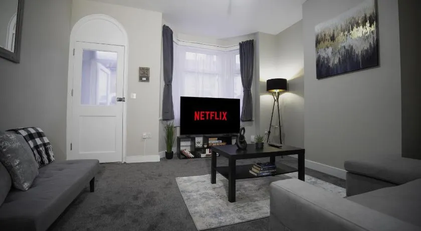 Spacious 3BR Home, WiFi, Free Parking - Image 1