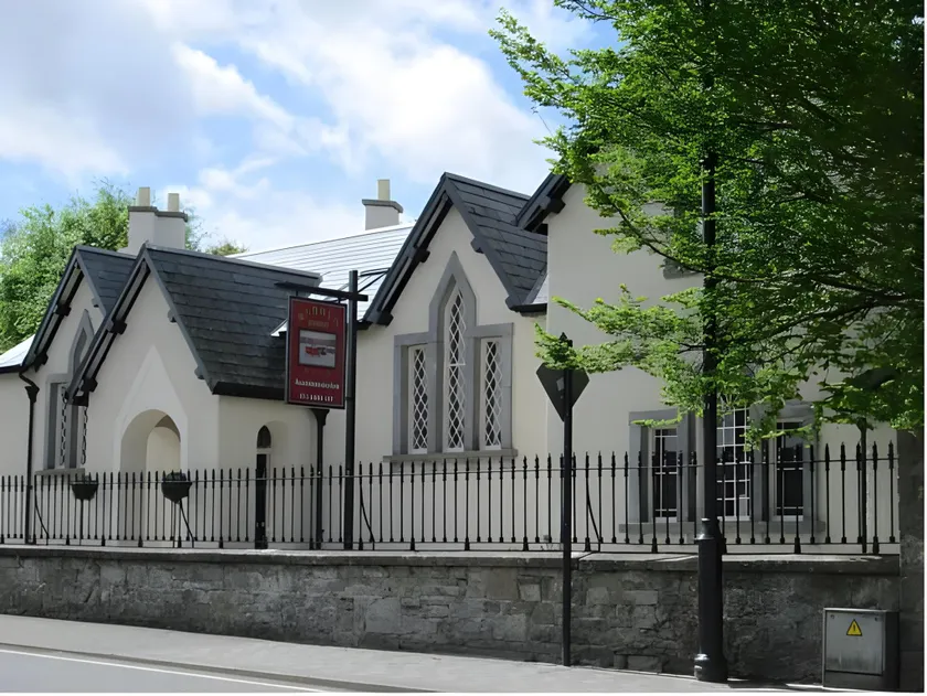 The Old Schoolhouse of Warren Lodge Boutique Cottages - Image 1