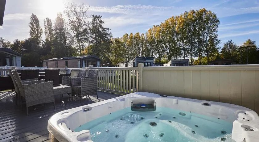The Waterhole Lodge with Hot Tub - Image 1