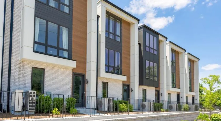 6 Bedroom Quiet Townhome! 6min to Airport & 15min to Downtown! - Image 1