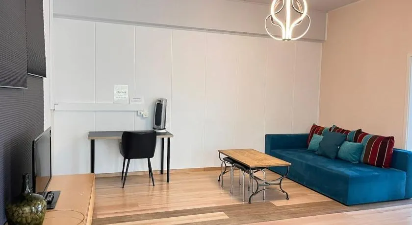 Bright, comfy, industrial looking - Image 1