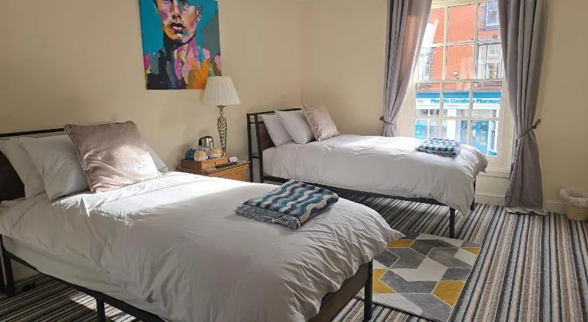 Family room 2 - The Unicorn Hotel - Image 1