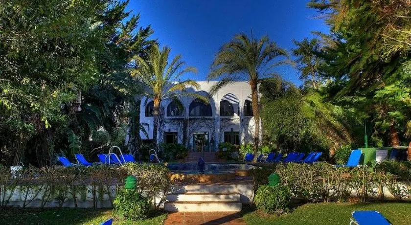 Hurricane Beach Hotel - Image 1