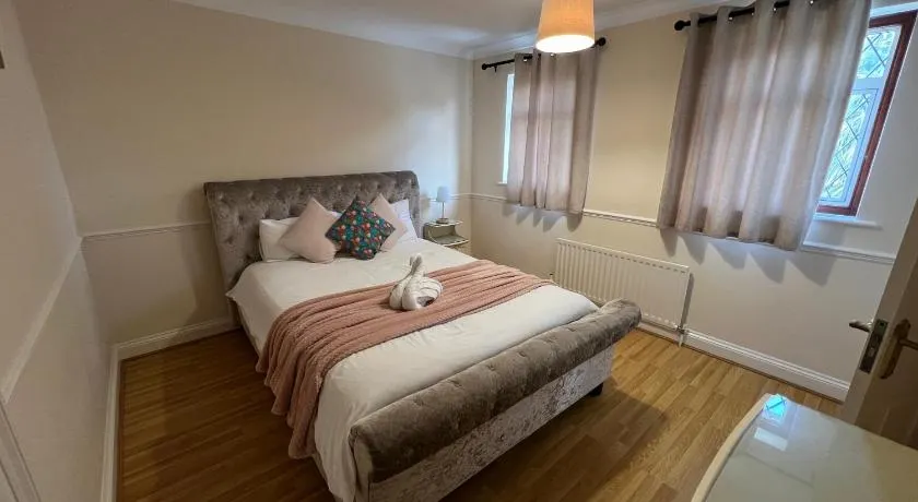 Super King Bed Suite, Executive office, fast WiFi, free parking - Image 1