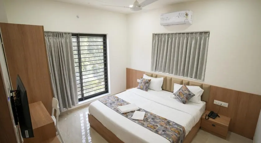 Maruti Grand Hotel - Image 1