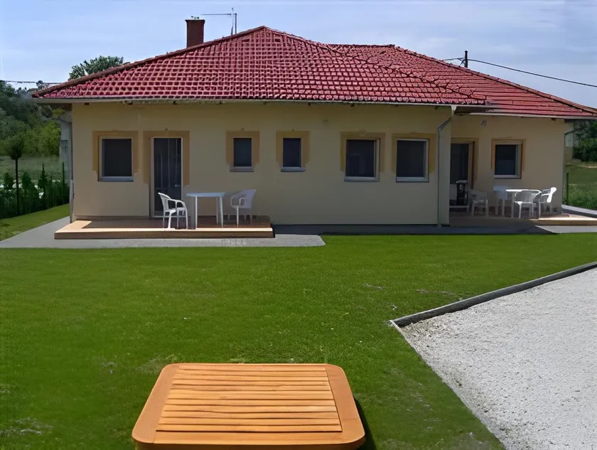 Petra Apartmanház - Image 1