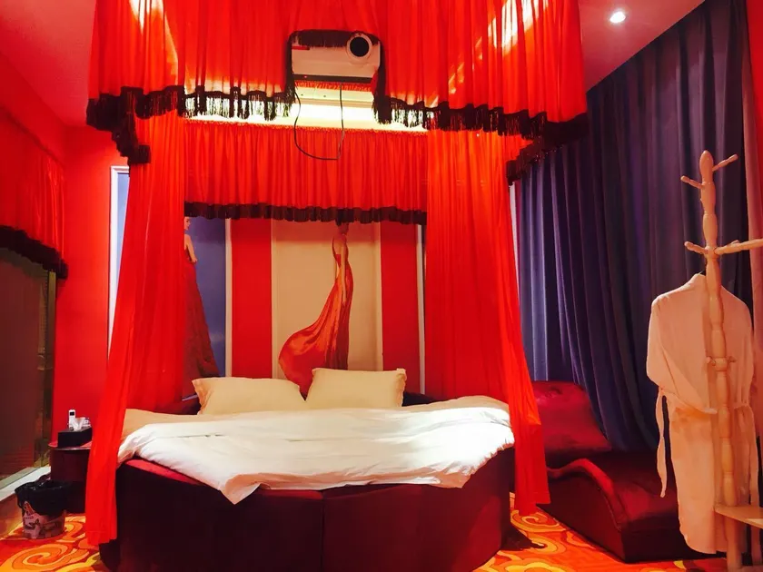 Bei'ai Romantic Theme Hotel - Image 1