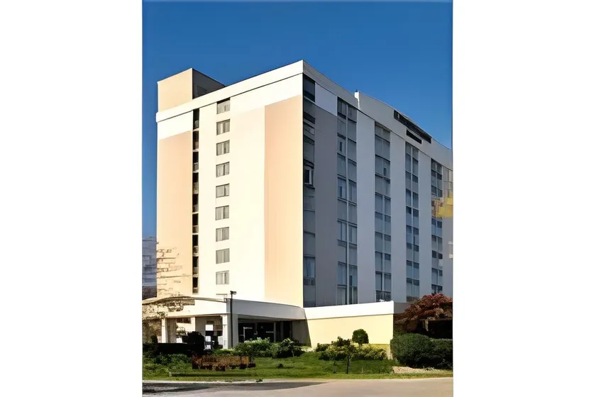 Hotel Pentagon South - Image 1