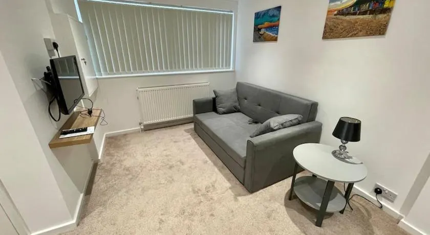 *Close to Beach* One Bedroom Suite with Parking - Image 1