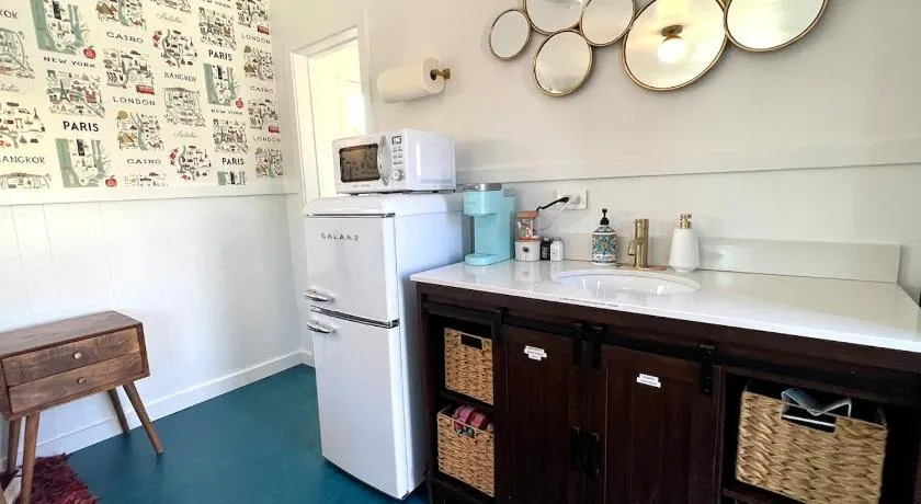 Urban Luxe Retreat l King Bed l Kitchenette - Image 1