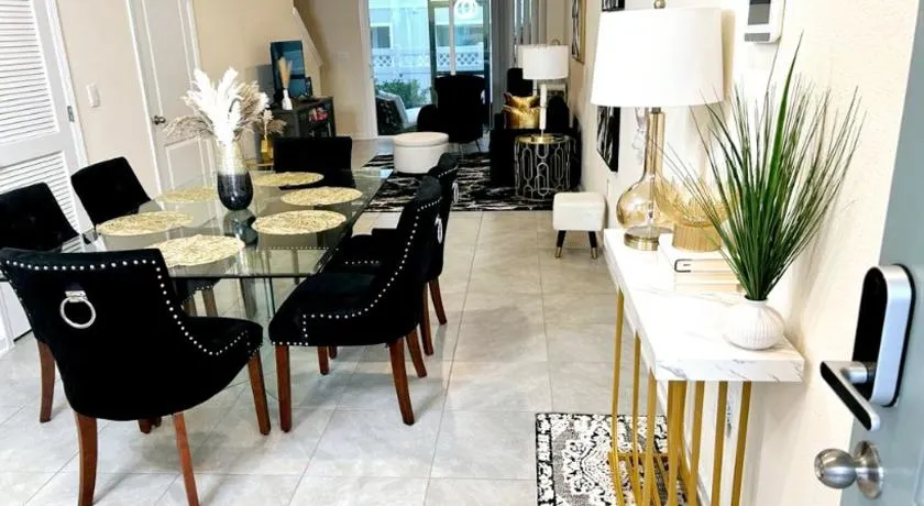 Luxurious family-friendly home in Oakleaf - Image 1