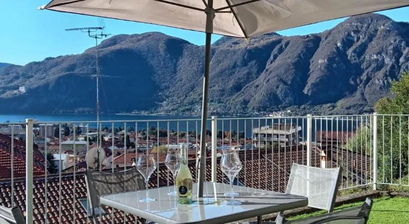 Lake view apartment and private covered parking space- La Terrazza di Jo - Image 1