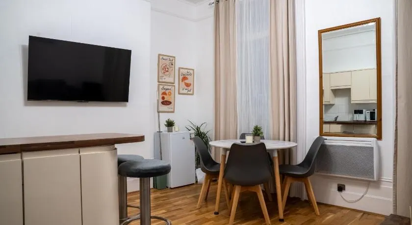 Modern 1-Bed South Bank, 4-Min Walk to Waterloo - Image 1