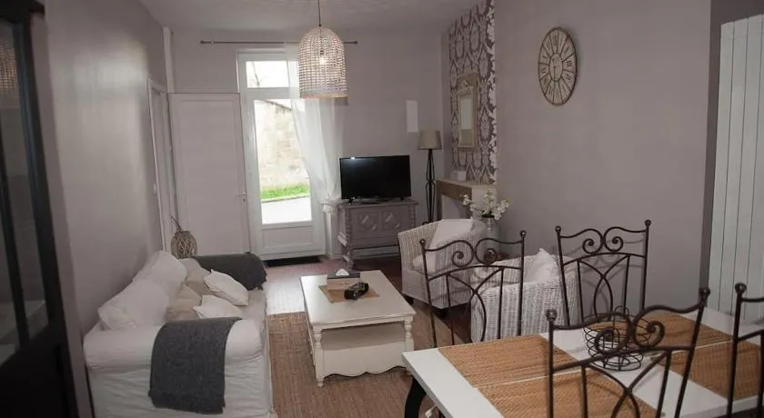 bel appartement en pierre de 88 M2 charme d’antan - Image 1