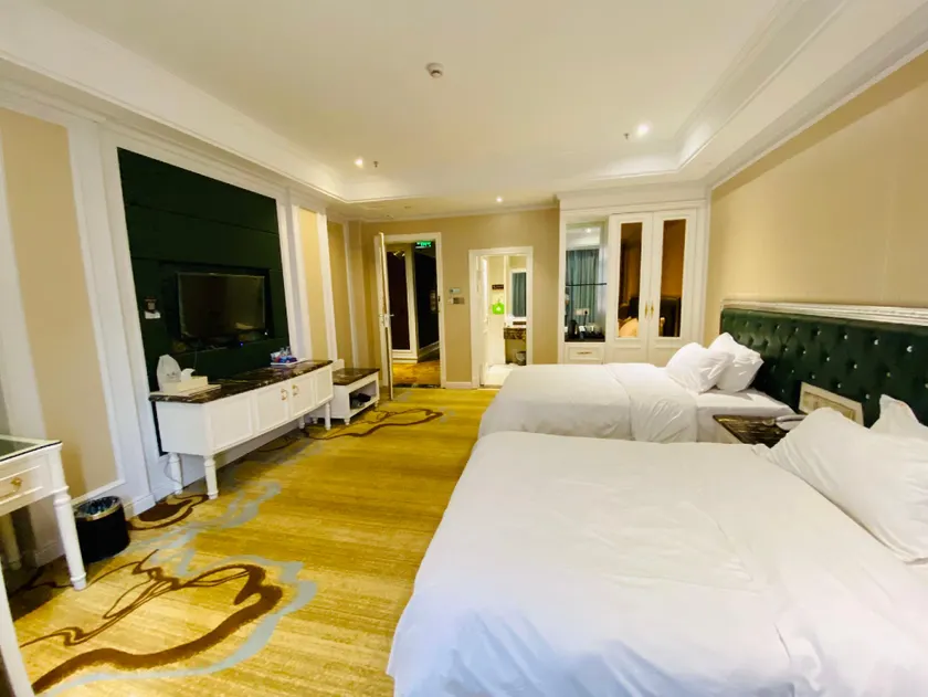 Victoria Hotel - Image 1