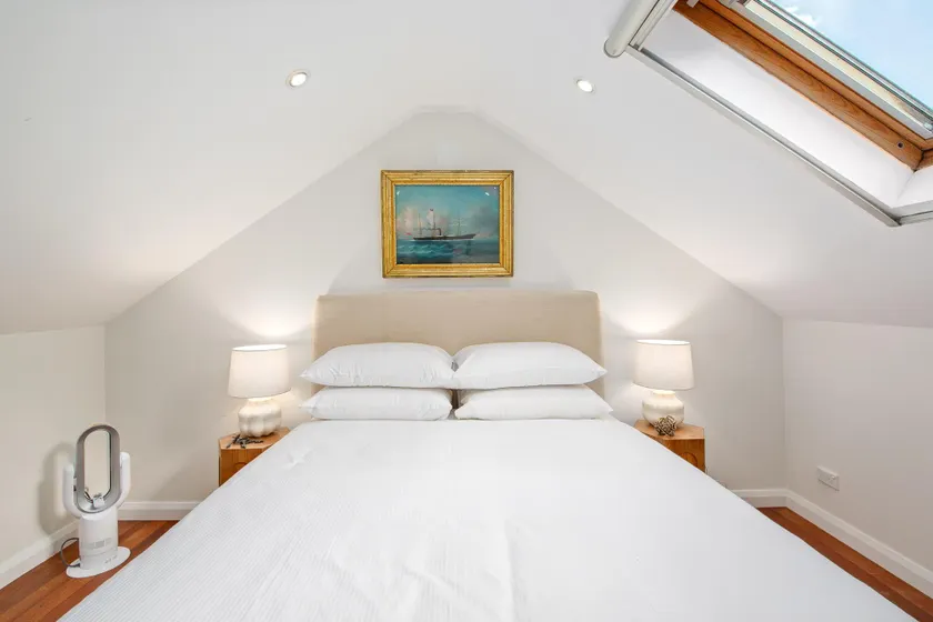Stylish 2-Bed House with Private Courtyard - Image 1