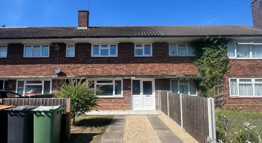 Dunstable 3-Bed House Sleeps 6 Driveway Parking Near Town Centre & Transport Links Close to Whipsnade Zoo Ideal for Families & Contractors - Image 1