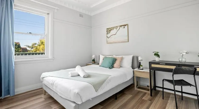 Cozy Queen Room - Close to Eateries & Shops - Shared Bathroom and Amenities - Image 1