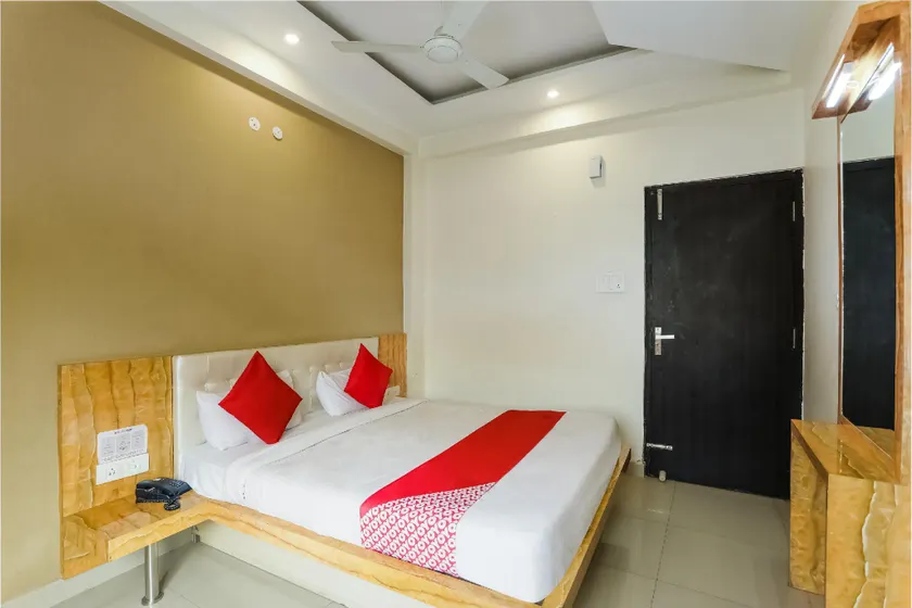 OYO Hotel Salori Inn - Image 1