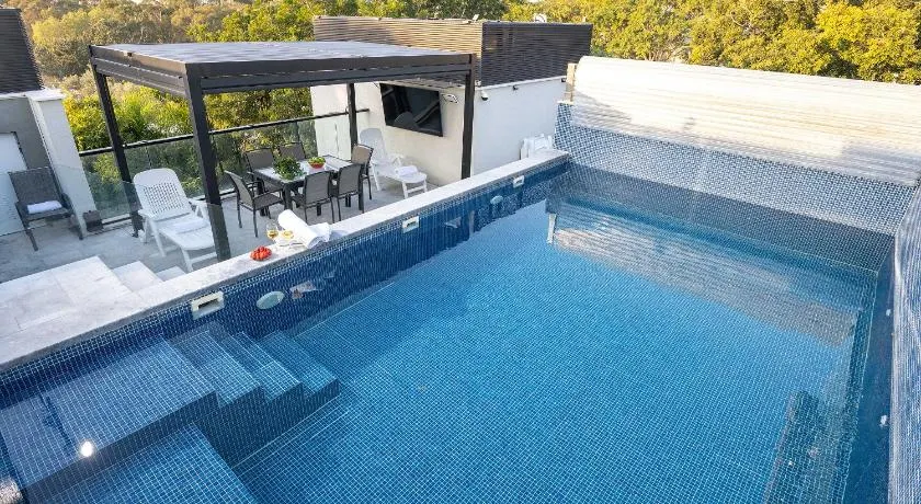 Margalit Luxury Beach Suite - Private Heated Pool, Jacuzzi, Sauna & BBQ - Image 1