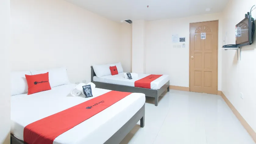 RedDoorz at Isabelita Hotel Tuguegarao City - Image 1