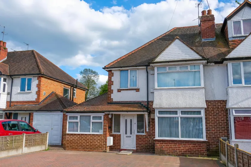 4 Bed w/Parking  10 Minutes to NEC/Airport Stays - Image 1