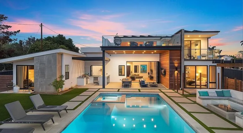 Luxury Stay with Pool, Spa, Fire Pit, Outdoor Lounge & Stunning Ocean Views, Encinitas Retreat - Image 1