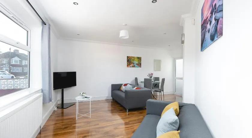 Skyvillion - London Enfield 4 Bedroom Cosy House Free Parking Garden - Image 1