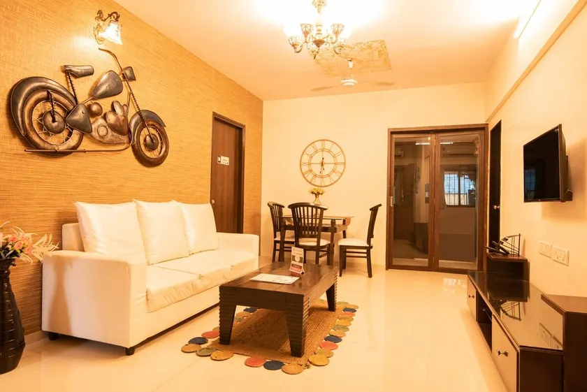 Hidden Gem on Film City Road – Cozy 2 BHK Bungalow - Image 1