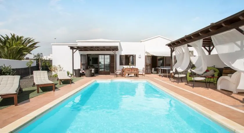 Villa Kodotoma avec vue sur la mer, Wi-Fi haut débit, jardin, terrasses et piscine. - Image 1