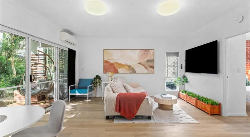 2BR 2BA Indooroopilly-Walk to Shops & Bus - Image 1