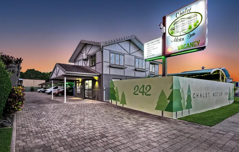 Chalet Motor Inn - Image 1