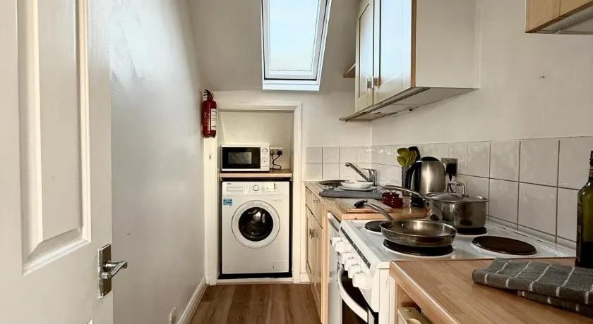 One-Bedroom flat in Cheam Village - Image 1