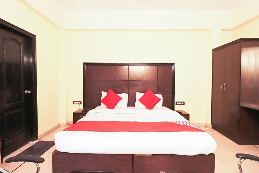 OYO 49576 Hotel Divine - Image 1