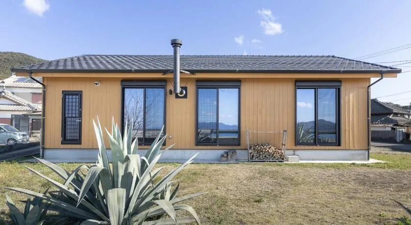 Amakusa Retreat House,天草リトリートハウス大きな窓から海を一望,静かな港の前に建つ自然素材の貸別荘 - Image 1