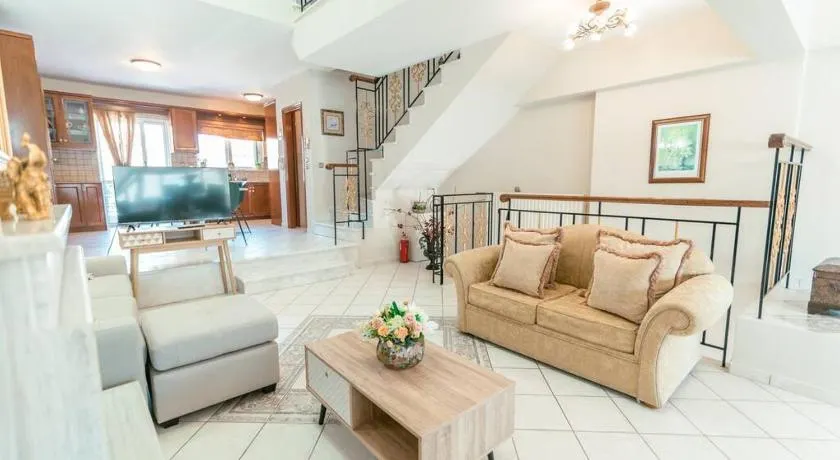 Rena's Center House - Image 1