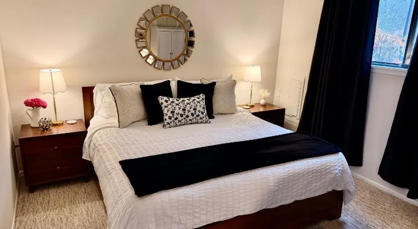Private Suite in Columbia-King Bed - Image 1
