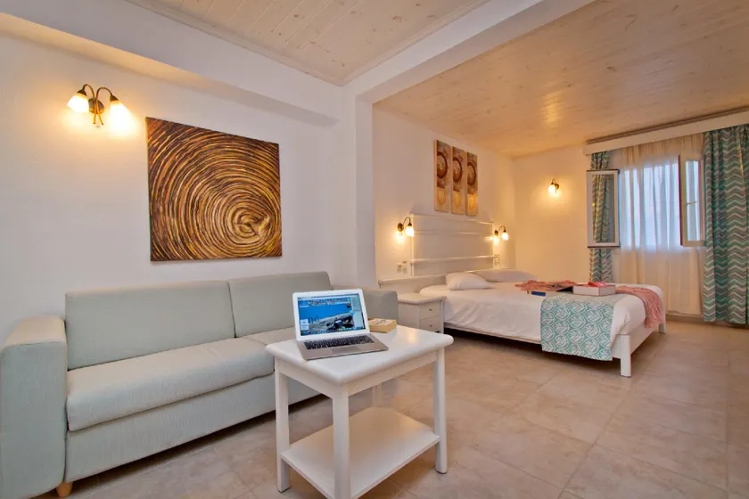 Yiannaki Hotel - Image 1