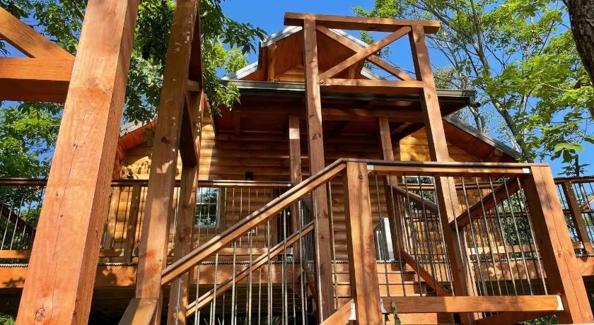 Cricket Hill Treehouse by Amish Country Lodging - Image 1