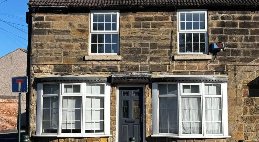 Guisborough 3-Bed, with parking, Walk to Pubs, Shops & Trails - Image 1