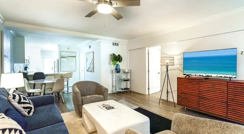 Modern 2BR Apartment at Spanish River - Walk to Beach - Image 1