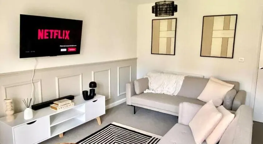 Newcastle Spacious 3-bedroom Semi-detached House with Parking, Sleeps 8, by URBAN PINNACLE STAYS - Image 1