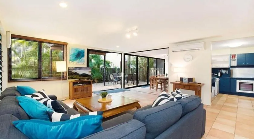Campbell Street 2 4, Moffat Beach - Image 1